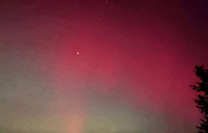 أقوى عاصفة شمسية ضربت الأرض.. شاهدوا بالصور كيف تحوّلت السماء إلى الأحمر