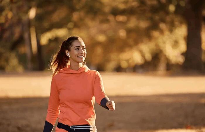 كيف يُحسّن المشي مع الموسيقى المزاج والتركيز؟