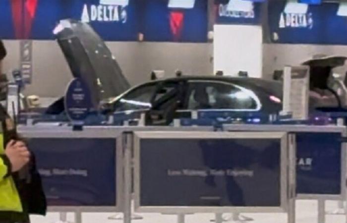 6 أشخاص أُصيبوا... سيارة تحطّمت داخل مطار أميركيّ