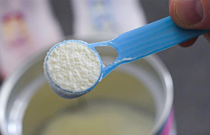 بعد وفاة رضيعين.. حليب ملوث بمادة سامة يُثير الهلع