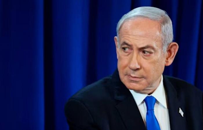 "شريط لاصق" على هاتف نتنياهو يثير جدلاً واسعاً حول الأمن الرقمي (صورة)