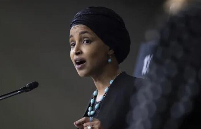 خلال ندوة.. رجل يلقي مادة سائلة على النائبة الأميركية الديمقراطية إلهان عمر (فيديو)