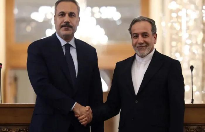 وزيرا خارجية تركيا وإيران ناقشا جهود تهدئة التوتر بالمنطقة