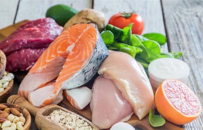 8 أطعمة تدعم الصحة النفسية وتحسن المزاج