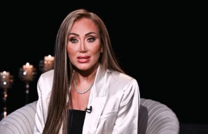 إعلامية عربية شهيرة متّهمة باحتجاز عاملتين منزليتين.. والقضاء يتدخل