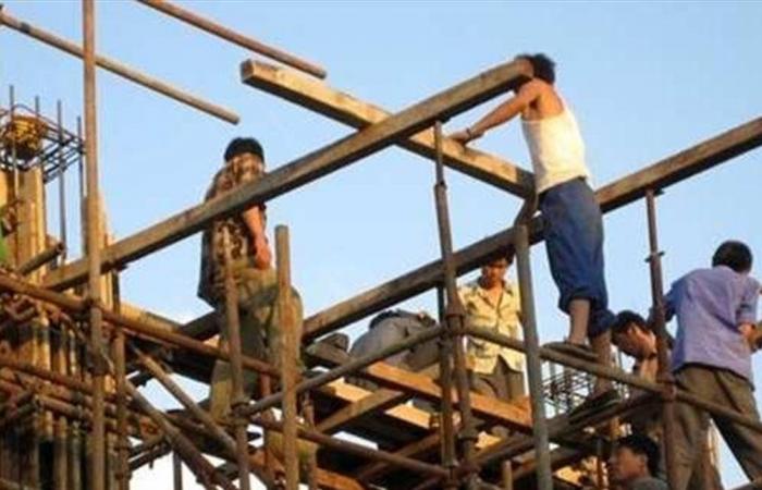 سقوط مفاجئ… عامل يتعرض لإصابات بالغة في مصر