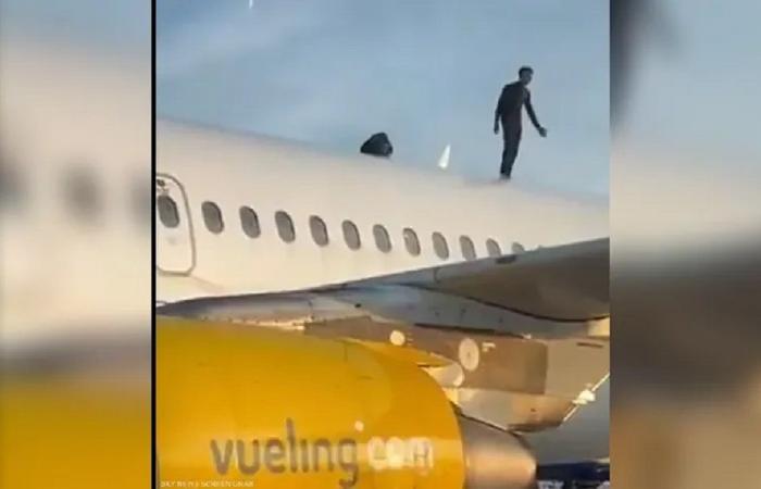 “رقصة” على سطح الطائرة تُؤخّر رحلة! (فيديو)