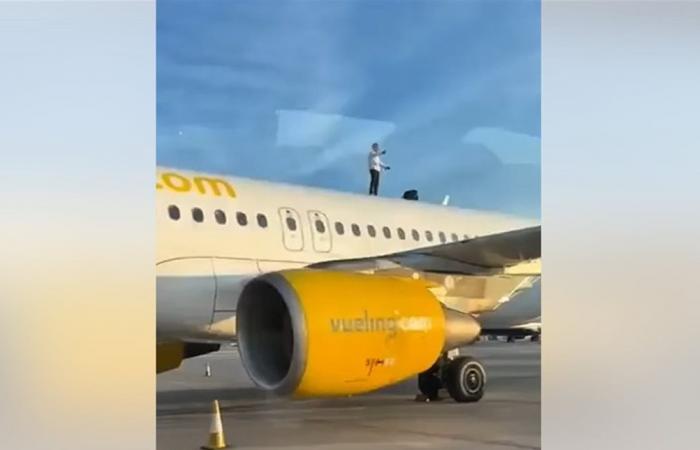 تسلّق سقف طائرة ورقص متحديا الجميع.. شاهدوا ماذا حصل في أحد المطارات (فيديو)