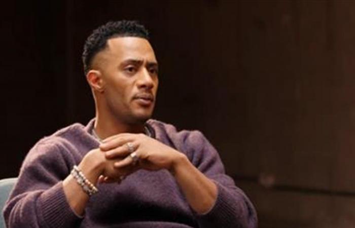 محمد رمضان يقبّل رأس فنان قدير (صور)