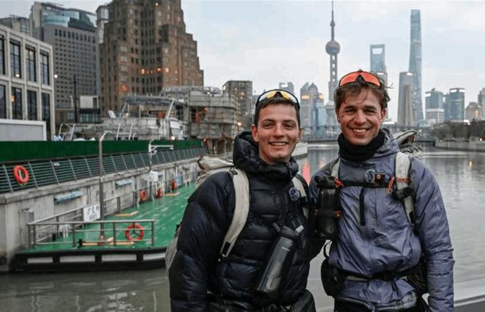 سائحان فرنسيان يختتمان رحلة مشي استمرت سنة ونصف