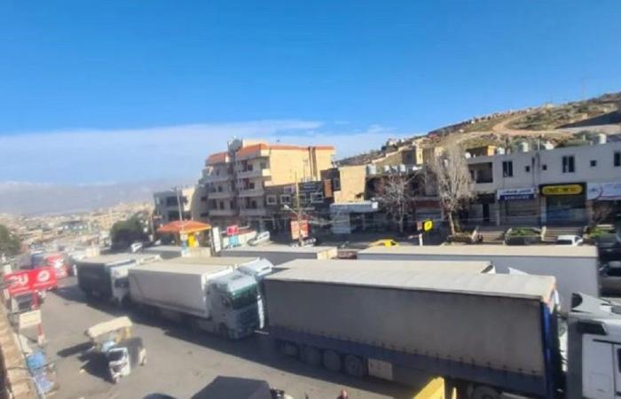 أصحاب الشاحنات يعطّلون الحركة عند نقطة المصنع