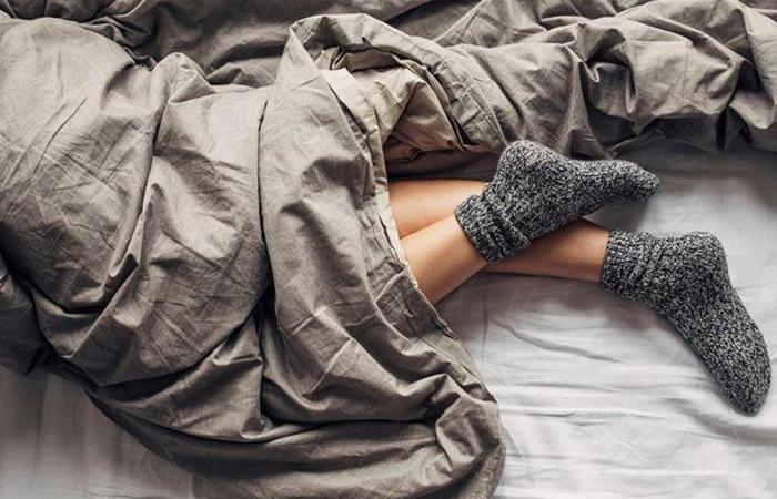 ارتداء الجوارب أثناء النوم… مفتاح للنوم الدافئ أم مجرد عادة؟