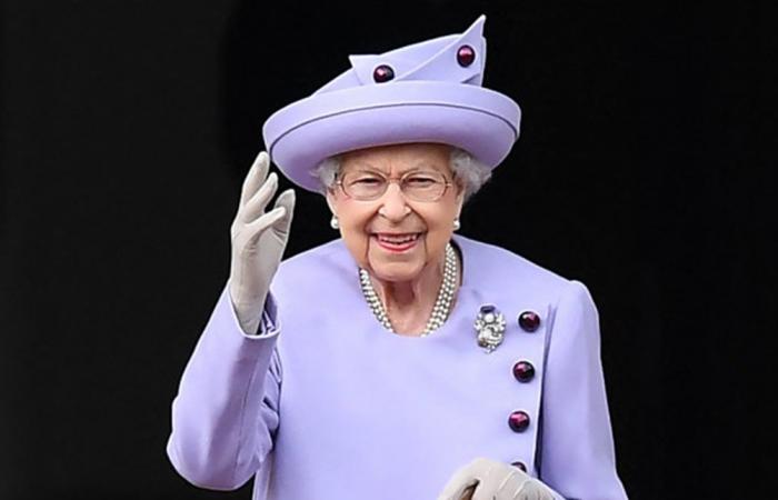 بالصور.. مزاد يعرض رسالة نادرة تكشف رسومات طفولة الملكة إليزابيث