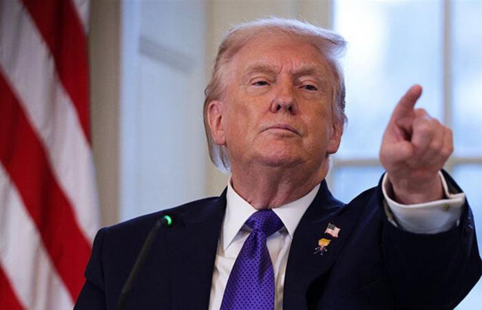 بالصور... ترامب "داخل سيارة مكشوفة" برفقة فنانة بارزة!