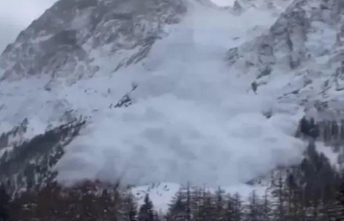 انهيار ثلجي ضخم يبتلع متزلجين في إيطاليا