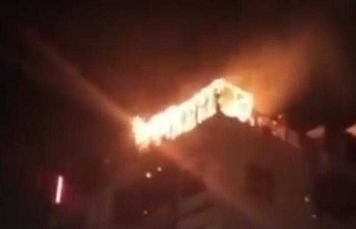 بينهم أطفال.. مقتل 16 شخصا خلال السحور بانفجار مبنى في باكستان (فيديو)