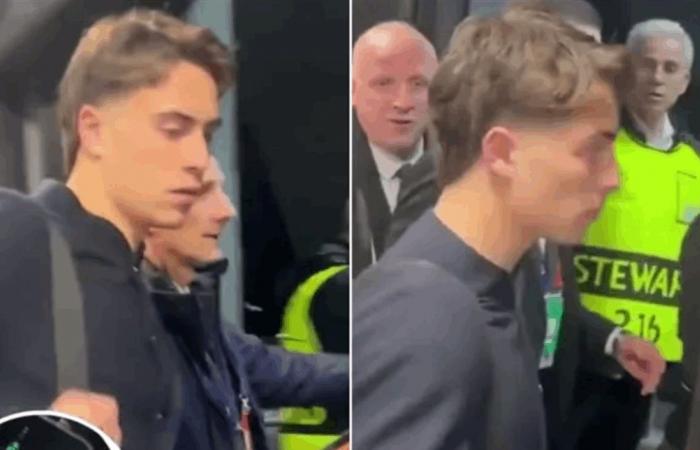 بالفيديو.. التركي يلدز يخطف الأضواء بخلفية الكعبة المشرفة