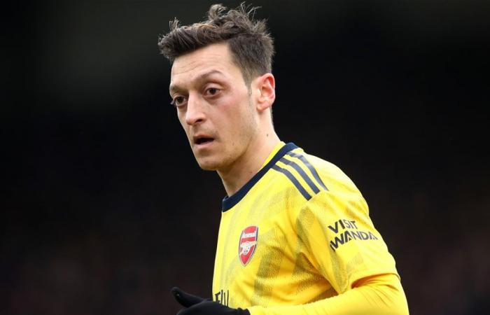 في أول أيام رمضان.. أوزيل يستمتع بـ"كرة القدم" مع أطفال الروهينغا