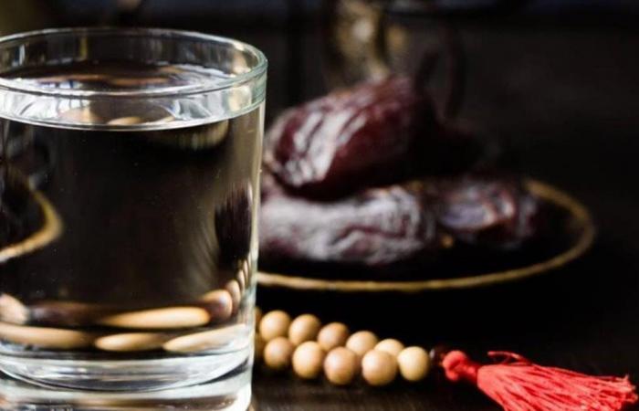 عند الإفطار.. هذا ما يفعله تناول الماء دفعة واحدة