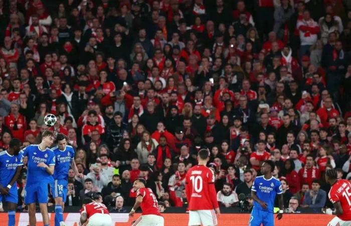 بنفيكا يعلق بطاقات خمسة مشجعين بعد اتهامات بالعنصرية