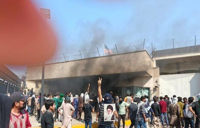 اقتحام القنصلية الأميركية في باكستان بعد مقتل خامينئي (فيديو)