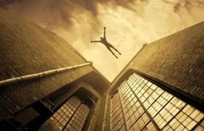 مصرع شاب سقط من سطح منزله أثناء اللعب بطائرة ورقية