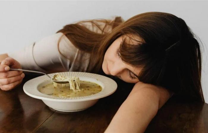 لماذا يجب التوقف عن الطعام قبل النوم بثلاث ساعات؟