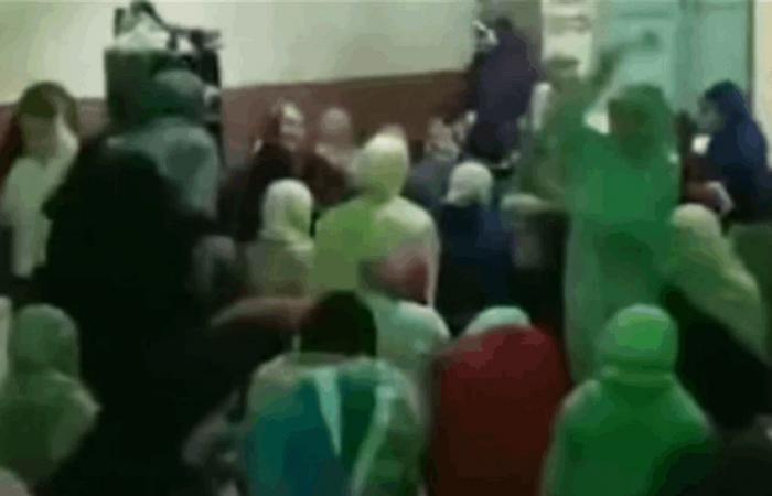 بالأحذية.. "معركة نسائية" داخل مسجد