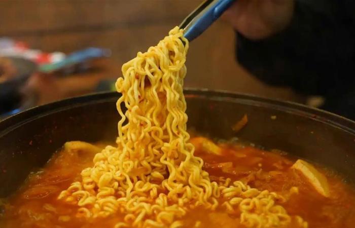 تحدي "نودلز النار"... خطر يهدد حياة المراهقين