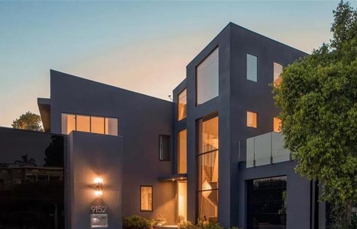 كانت متواجدة داخله.. امرأة تطلق 10 رصاصات على منزل نجمة شهيرة (صورة)