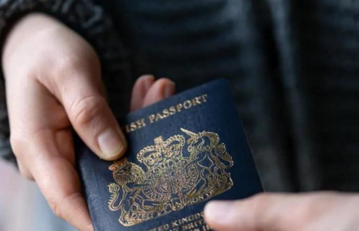 إحذروا.. جواز السفر قد يحمل بكتيريا أكثر من الهاتف والأحذية!