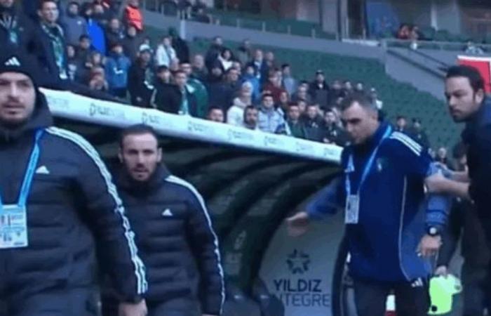 مشهد غير مسبوق.. مدرب يطرد دكّة البدلاء (فيديو)