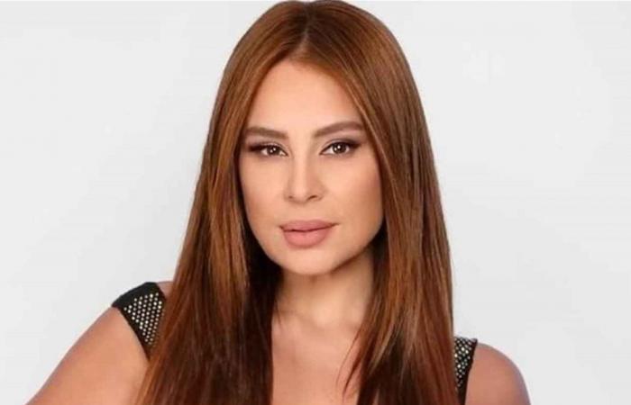 كارول سماحة تلفت الأنظار على المسرح بفستان أسود