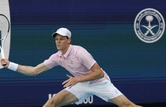 سينر إلى الدور الثالث في ميامي بعد فوزه على دجومهور