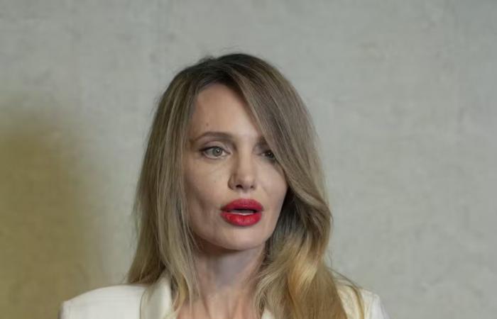 بالصورة...أنجلينا جولي بإطلالة غير تقليدية