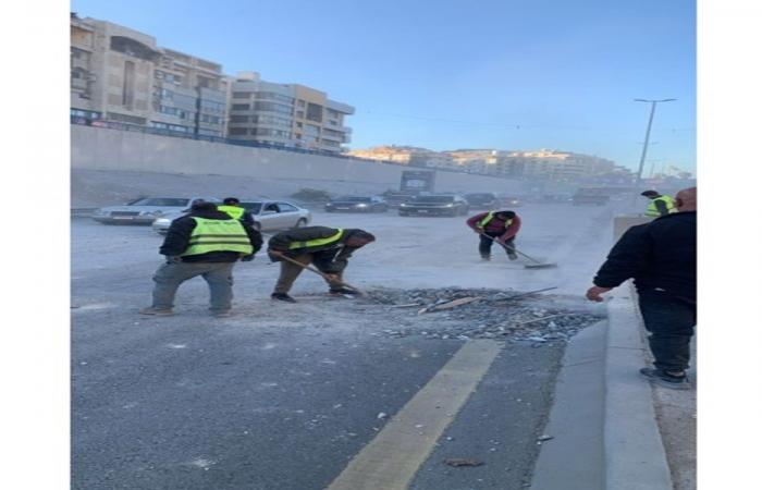 “الأشغال”: أزلنا أنقاض الغارة عن طريق المطار