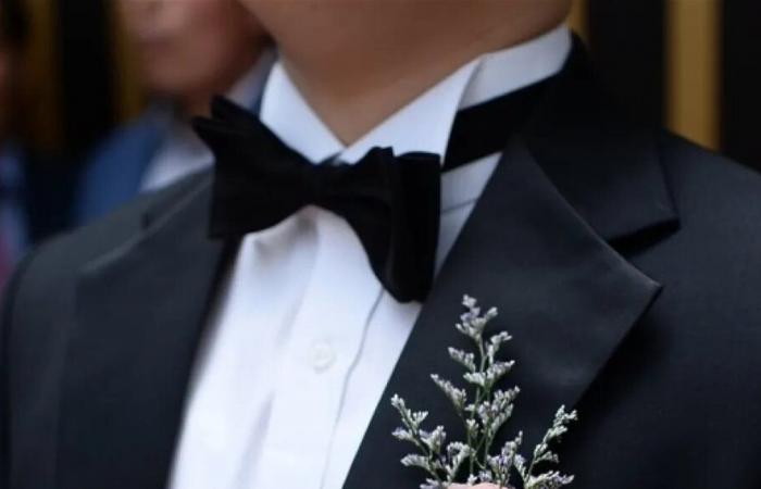 أخفى وجه العروس.. فنان شهير يطل ببدلة زفاف هل تزوج فعلاً؟ (صورة)