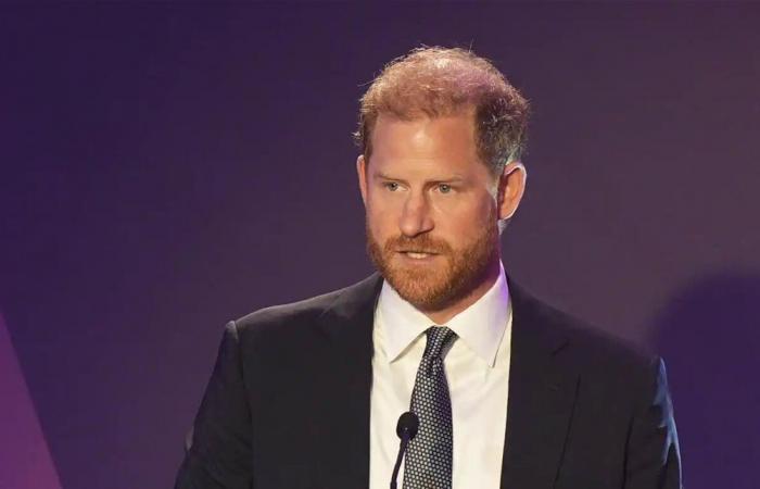 غزل وقبلات.. تسريب رسائل بين الأمير هاري وصحافية بريطانية! (صورة)