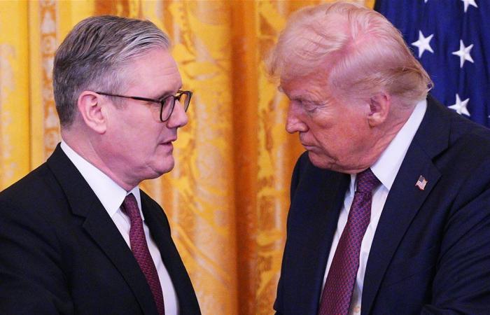 مستخدما صوتا يبدو مثيرا للشفقة.. ترامب يسخر مُجددا من رئيس وزراء بريطانيا (فيديو)