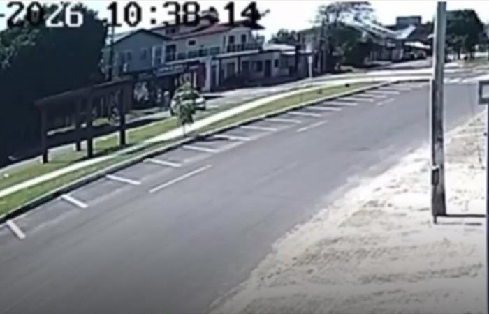 قتلى... طائرة اقتحمت مطعماً في منطقة سكنية مكتظة!