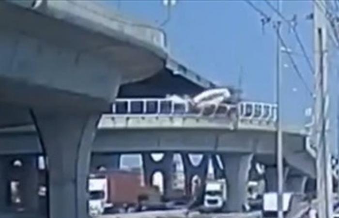 بالفيديو... شاحنة إسمنت سقطت من جسر في تايلاند