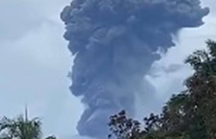 بالفيديو... ثوران بركان دوكونو في إندونيسيا