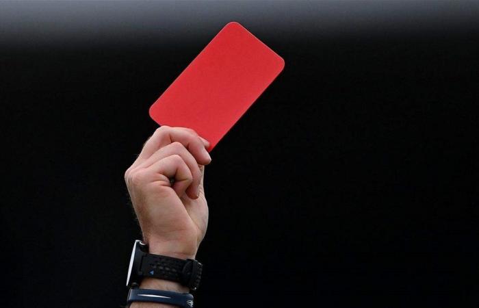 في دولة أوروبية.. حكمٌ يشهر 24 بطاقة حمراء خلال مباراة واحدة