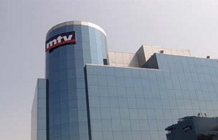 فاجأها مباشرة على الهواء.. شاب طلب يدّ مذيعة أخبار الـ"أم تي في" وهذا ما قاله لها (فيديو)