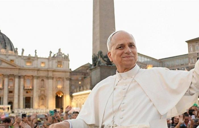 لقاء مرح في الفاتيكان.. البابا ليو الرابع عشر يجرّب مهارة استعراضية (فيديو)