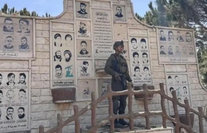 بالصورة: جندي إسرائيلي على منصة “للحزب” في بنت جبيل