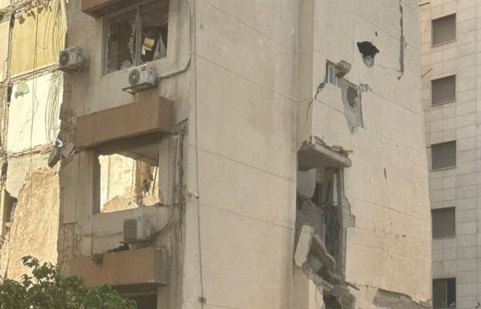 أضرار جسيمة في مبانٍ سكنية وسط صور إثر غارة