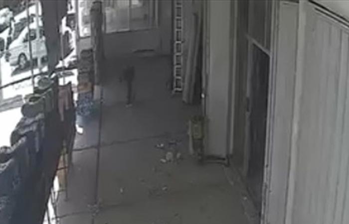 كارثة كادت أنّ تحصل... شاهدوا ما جرى بعدما فقد السيطرة على سيارته (فيديو)