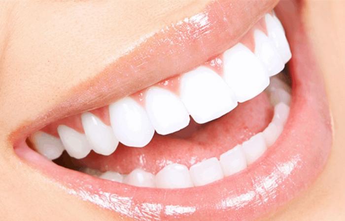 أطعمة تساعد على تبييض الأسنان طبيعيًا.. ما هي؟