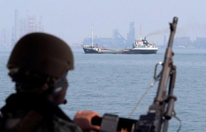 زوارق عسكرية إيرانية تطلق النار على ناقلة في مضيق هرمز